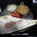 インドネパールダイニングカフェ ムナール - ボールペンはナンの大きさを比較するために置きました(＾＾)