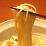 屋台らぁ麺　流れ星☆ - 大成食品のストレート中細麺リフトアップ