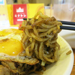 スパイスとお肉の料理店 ミナトン - モチモチの太麺にスパイスがよーく絡んでおります