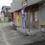 なかむら屋 - 駐車場共同ですが、ひろいですよ。