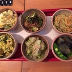 おおはま - 上段左からポテサラ、アボカドえのきがけ、そうめん瓜の中華サラダ。下段左から、かぼちゃとリーズとナッツのサラダ、白うりの梅肉和え、揚げ茄子の煮びたし