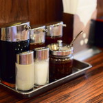 独一処餃子 - 卓上の調味料立ち