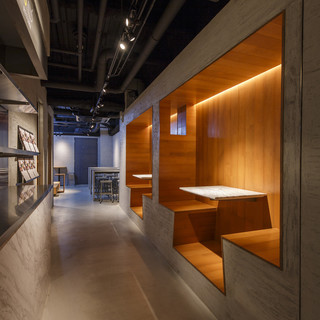 シンプルな食空間で、自由なお食事をお楽しみください。