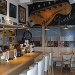 ロックキッチン1984 - 明るくて健康的なロック･バーです！