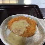 うどん商人つづみ屋 - 大将イチオシの「肉コロッケOMG（おでん味噌がけ）」※おでん味噌はセルフで施します。