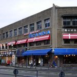 風格のある外観。私たちは2階へ