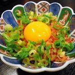 居酒屋無限 - ヒラメの縁側のピリ辛ユッケ。こりこりして美味！