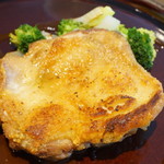 レストラン　ノリ　エ　ノジ - ”つくば鶏”モモ肉のロースト　ブロッコリーと新玉葱のソテー　オーガニックレモンのコンフィとアンチョビ