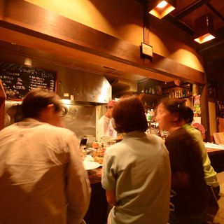 ★カウンターに座ればみんなお友達♪笑顔花咲く輪の宴♪