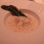 メゾン ポール・ボキューズ - 前菜：マッシュルームのスープ　カプチーノ仕立てフォアグラのラビオリとグリーンアスパラ添え