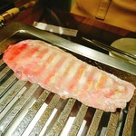 房家ホルモン館 - すぐに焼いてトロ加減！