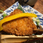 蔵人厨 金鯱 - アジフライは、赤味噌をつけて食べる