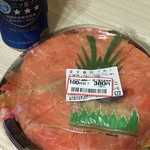 ジョイフルシマヤ - 竹とゴムで挟んで化粧箱入ったガチのヤツもあれば、発泡トレイにラップの簡易タイプ色々。
グレード違いで値段や味の兼ね合いはあるが、シマヤのは優秀だ。定価でも最安値だと思う。

身の丈にあった鱒寿司。

