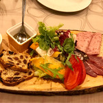 三輪亭 - 南チロル風ハム・サラミ、チーズの盛り合わせ