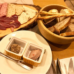 チャージ パン盛り合わせ、鹿と鶏のレバーペースト