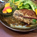 ジャム cafe 可鈴 - 肉感しっかりのハンバーグです。