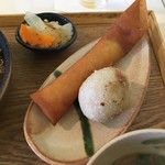 Yururi Chuukashokudou Ishokudougen - 蟹クリーム春巻きとキーマカレーのもち揚げ