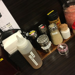 呼び戻しとんこつ 光四郎 - 卓上調味料と、紅生姜