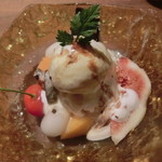 レストランよねむら - 季節のフルーツパフェ、２種のアイスクリームと白玉団子添え。