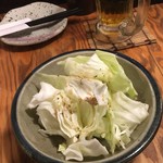 串焼屋 鶏ごっち - お通しキャベツ