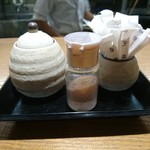 四季料理 海山 - 卓上調味料は醤油と塩