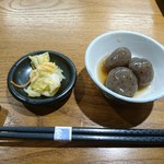 四季料理 海山 - お新香、小鉢の玉こんにゃく