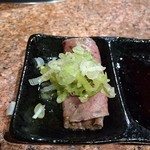 炭火焼肉 矢つぐ - ロースは、塩とネギで