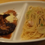 CHIANTI-TRE - Two　Eatランチ（レタスとベーコンのスパゲッティ～塩味～とポークカツレツチーズ焼き～デミグラスソース～のハーフ＆ハーフ）1470円 