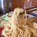 南粤美食 - 麺は細い縮れ麺で弾力がある