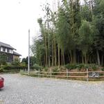 水塚 - 建物の下には駐車場