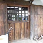 水塚 - 重厚な引き戸