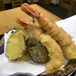 照庵そば処 - 大振りの海老天二本に思わずにんまり