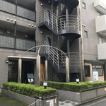 照庵そば処 - お店はこのマンションの地下1階