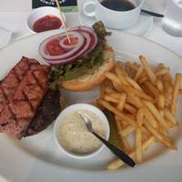 37 Steakhouse & Bar - 200gパテのハンバーガー
                オプションでベーコン