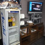 Maruya Honten - 待合室はテレビも新聞もあり、飲み物まで・・・　※2011年3月