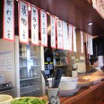 大衆居酒屋　末廣屋 - お品書きと大皿に盛られた肴の数々