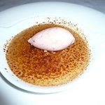 ビストロ　トロワキャール - 本日のデザート　胡桃のブリュレ　いちごのアイスクリーム添え