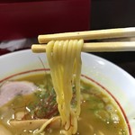 藤味亭 - 中太のストレート麺はこのスープとの相性は良し