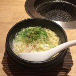 牛角食べ放題専門店 - 石鍋ごまねぎ塩ラーメン。