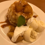 パンケーキcafe あいあん - りんごのキャラメル煮塩キャラメルソースがけパンケーキ/1,026円
