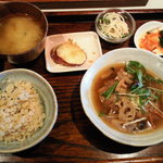 Chocotoyu-cha - Aランチセット（小）玄米：８５０円（ご飯少なめ、味噌汁、サラダ、おかず３品と日替わりメインの和風煮込みハンバーグ♪）