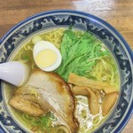 金丸本店 - 鶏塩ラーメン内には、しゃっきしゃきの水菜と本当に普通の半割ゆで玉子が居るだす。