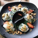 Secret Garden - 名物のホワイトローズは米粉で作った生地に海老のすり身やフライドガーリックを乗せたものでピリ辛醤油ベースのタレでいただくと雲呑っぽくて美味しい