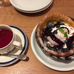 オールデイダイニング カルイザワグリル - レッドジンガーとブルーベリーのダッチベイビー