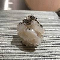 鮨 巳之七 - 握りのスタートは、やはりこれじゃなきゃね。イカのいろんな部位が一貫で味わえます。