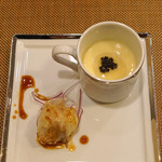 レンゲ - アミューズ　兵庫産　すっぽんの冷製茶椀蒸し　キャビアで、三河産　真鯛のフリット