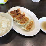 来来亭 - 餃子定食の餃子 ¥840
            ・酢+胡椒で。美味しい。