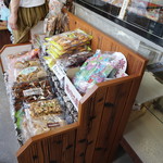 津保美堂製菓 - 色々なお菓子が売られています。
