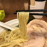 らーめんNageyari - 麺はストレートの細麺。もっちりとし、しっかりとした歯応えが旨い