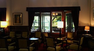 Manpei Hotel Bar - Barはこのロビーの一角に